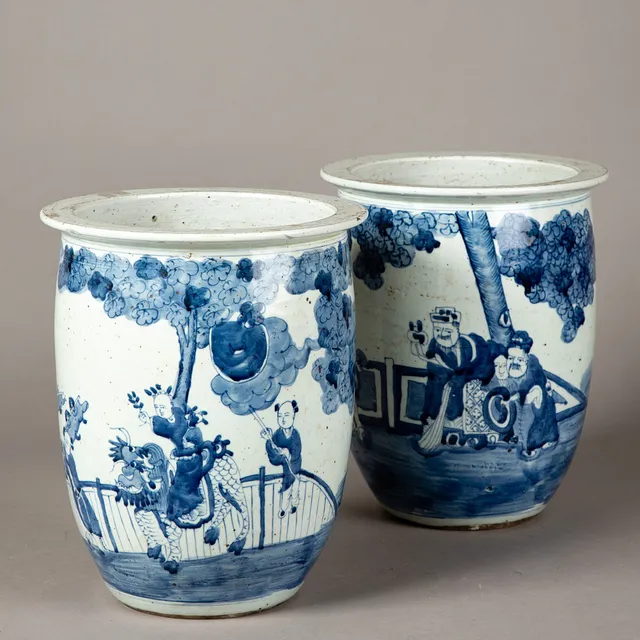 Zwei blauweiße Cachepots, China, späte Qing Zeit.