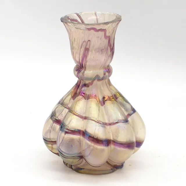 PALLME KÖNIG. JUGENDSTILVASE, GLAS, VIOLETT AUF TRANSPARENT, IRISIERENDE OBERFLÄCHE, UM 1900.