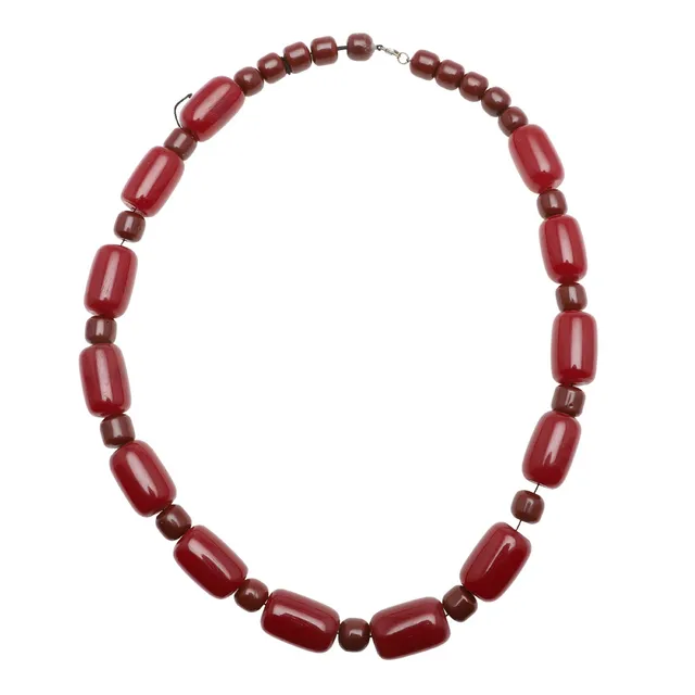 AN EARLY 20th CENTURY CHERRY AMBER NECKLACE.