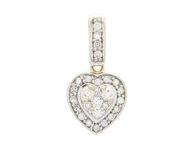 HÄNGE, 18K vitguld, hjärta, briljantslipade diamanter ca 0,50 ctv, ca W/VS-SI, mått 1,0x2,1 cm, vikt 3,0 g, en sten har skada.