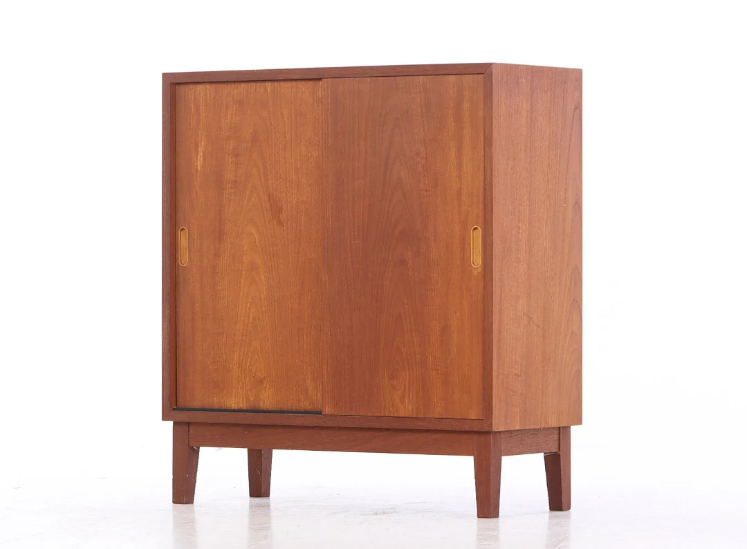 Small teak sideboard — Furniture/Cabinets, chests of drawers — Lauritz