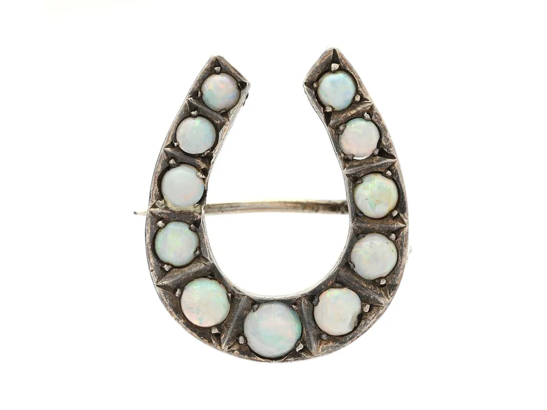 BROSCH, silver, opaler, mått 2,1 cm x 1,7 cm, vikt 2,6 g, en opal skadad — Smycken/Brosch — Kaplans