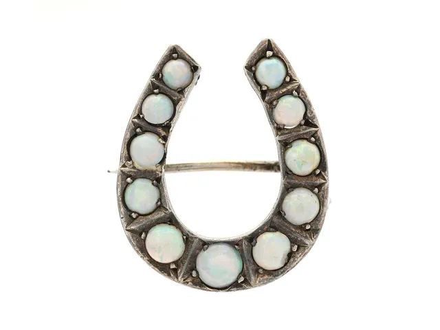 BROSCH, silver, opaler, mått 2,1 cm x 1,7 cm, vikt 2,6 g, en opal skadad
