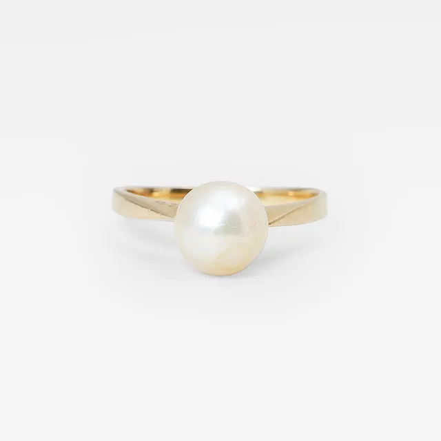 RING, 18k guld, odlad pärla, vikt ca 2,5 gram.