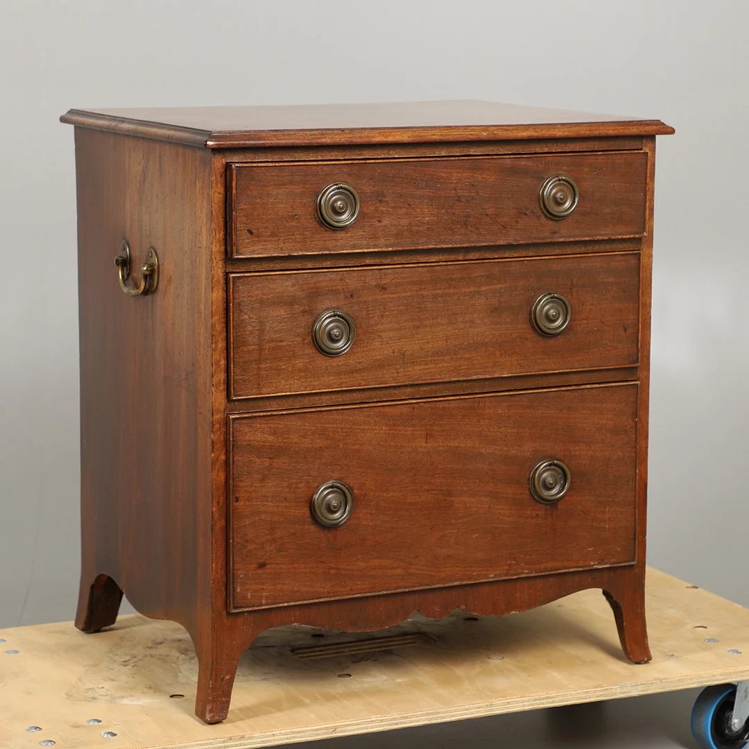 A GEORGE III MAHOGANY CHEST OF DRAWERS. — Chests of drawers — Lawrences Auctioneers