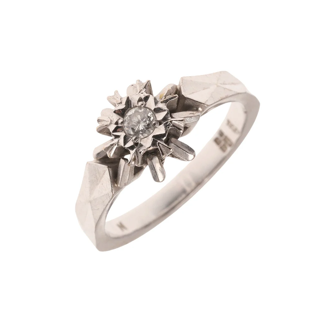 A DIAMOND SOLITAIRE RING. — Rings — Lawrences Auctioneers
