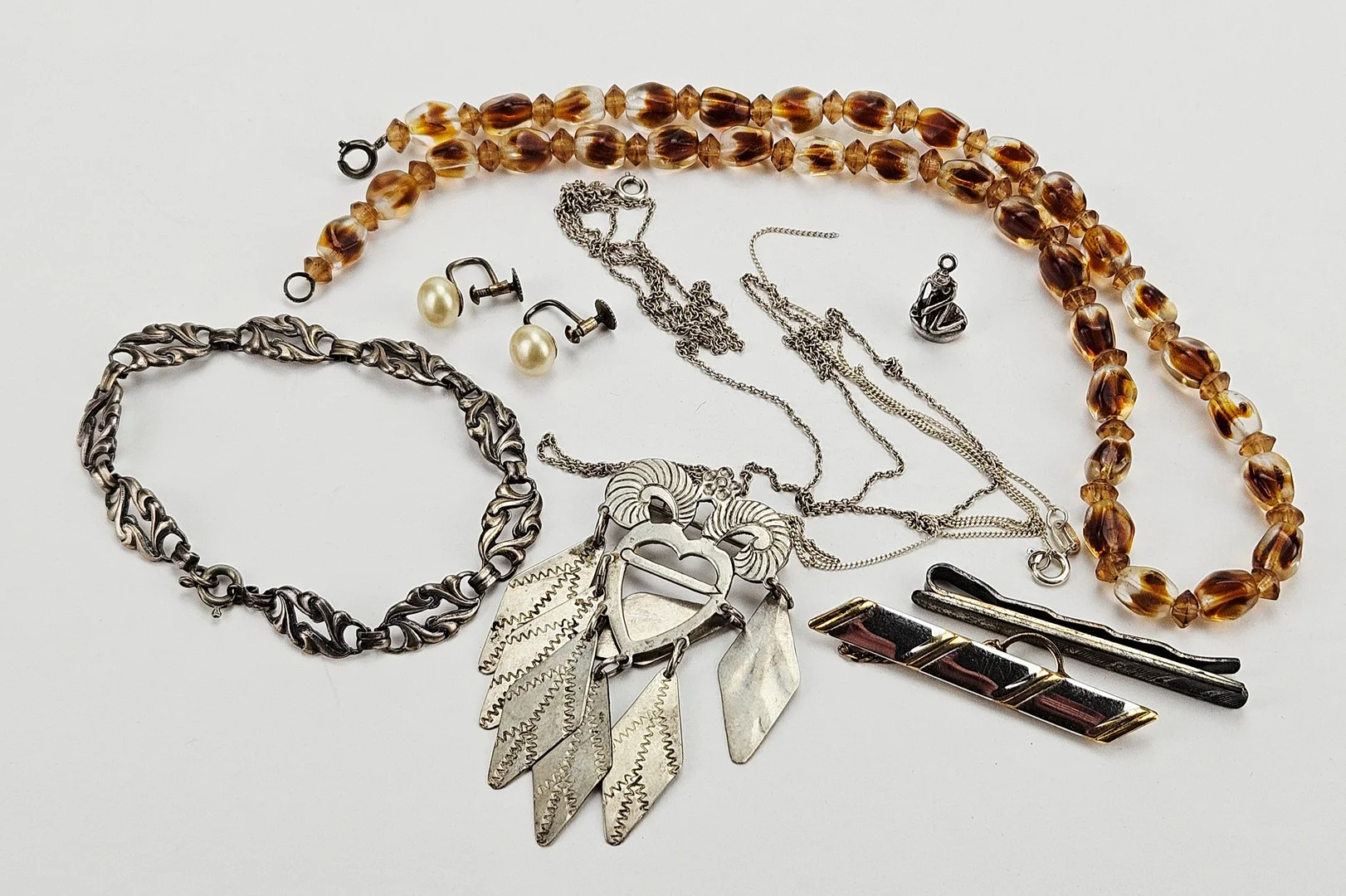 SMYCKEN, 8 delar, silver, COLLIER, plast/bakelit, 1900-tal. — Jewellery — Auktionshuset Thörner & Ek