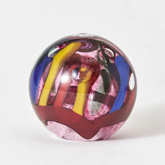BERIT JOHANSSON. Skulptur, unik, Sjöhyttan 1996, i form av klot, klarglas med innesluten flerfärgad dekor.