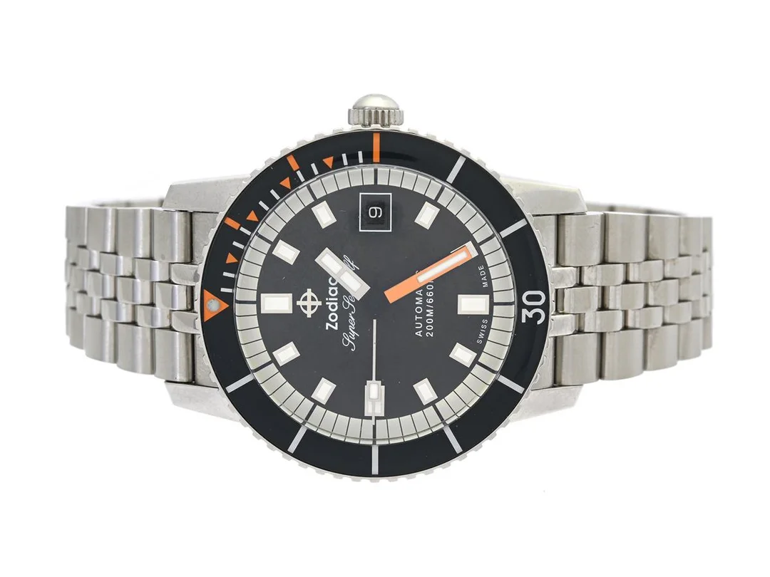 ZODIAC, Super Sea Wolf (200M/660FT), Cal 1-11, Serie nr. 50459, Ref nr. ZO9266, herrur 40 mm, stål, automatisk, mineralglas, datum, originallänk, viklås, cert, december 2022, box, ytterkartong. — Klockor/Zodiac — Kaplans