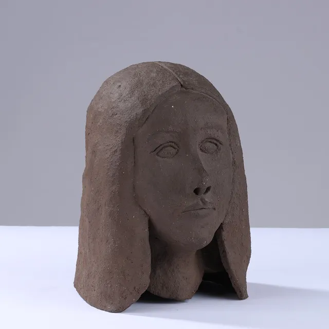 UBEKENDT KUNSTNER. Buste af kvinde, uglaseret stentøj, usigneret.