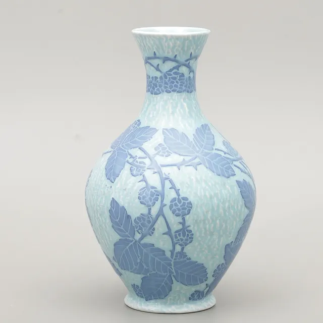ELSA ENGESTRÖM. Vas, "Sgraffito", flintgods, Gustafsberg, signerad och daterad 1916.
