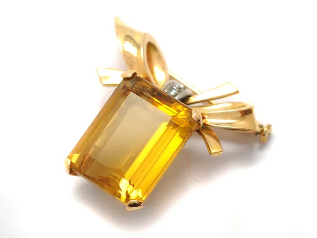 BROSCH, 18K guld, smaragdslipad citrin, 2 åttkantslipade diamanter ca 0,05ctv, vikt 9,9 g.