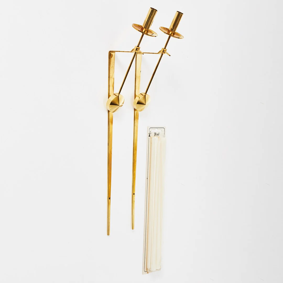 PIERRE FORSSELL. "Pendel", 1 par vägglampetter, mässing, Skultuna, i originalakrtonger. — Wall Lights — Stockholms Auktionsverk Magasin 5