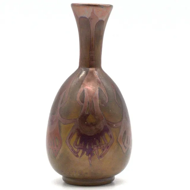 JUGENDSTIL GLASVASE MIT METALLISCH-IRISIERENDEM DEKOR UND SIGNATUR UNTEN AN WANDUNG.