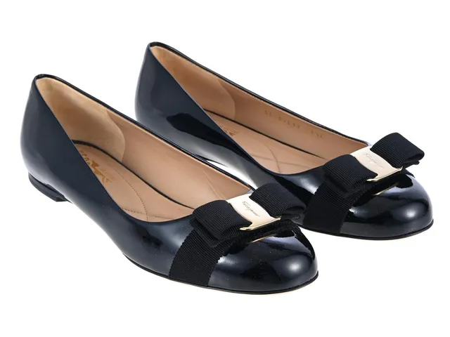 SALVATORE FERRAGAMO, SKOR, Ballerina, svart lackskinn, guldfärgade beslag, stl 8½, ca 38½, care booklet, dustbag, originalkartong. Excellent Condition.
