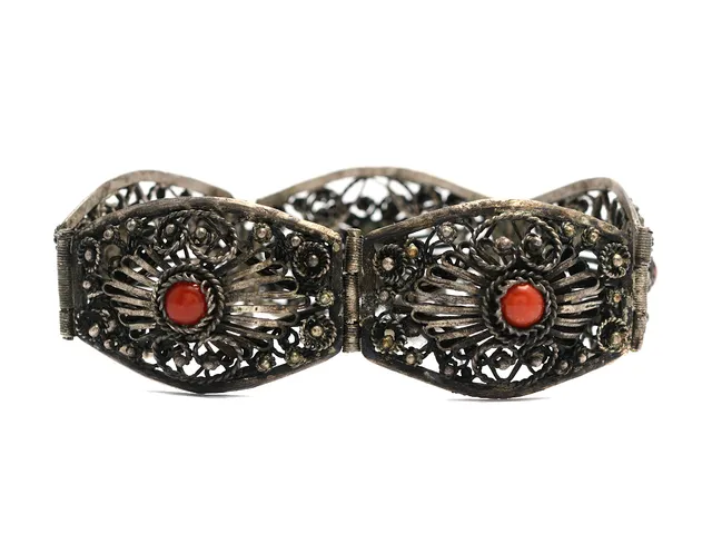 ARMBAND, silver, korall, längd 19 cm, vikt 39,6 g.