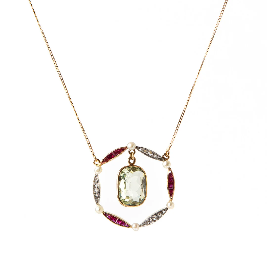 HÄNGE, 18K guld och vitguld med rosenslipade diamanter, fasettslipade rubiner, fasettslipad beryll samt odlade pärlor. — Brooches & Pendants — Stockholms Auktionsverk Göteborg