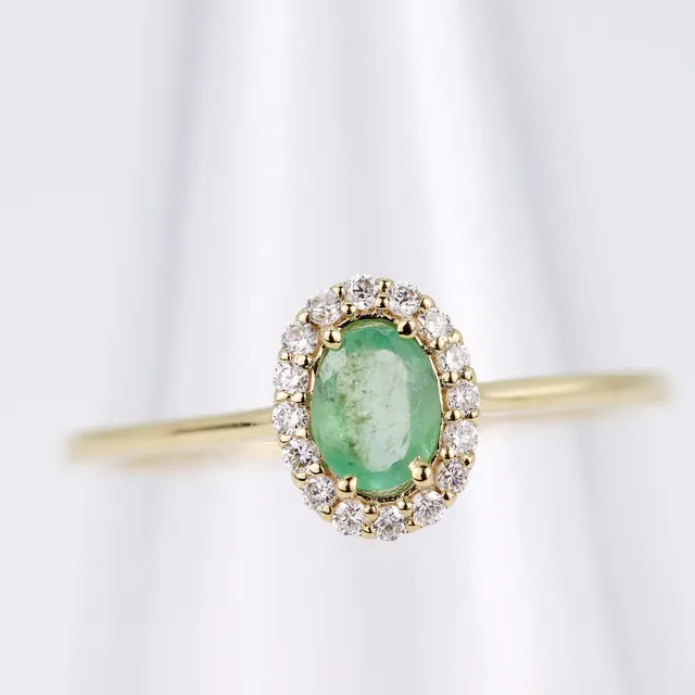 9CT EMERALD AND DIAMOND CLUSTER RING.