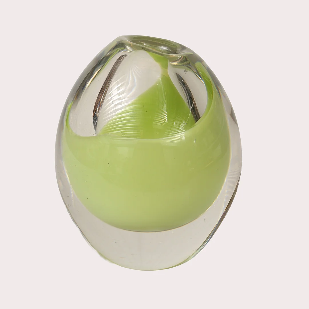 VICKE LINDSTRAND. Vas, glas med underfång, signerad, Kosta. — Art glass — Limhamns Auktionsbyrå