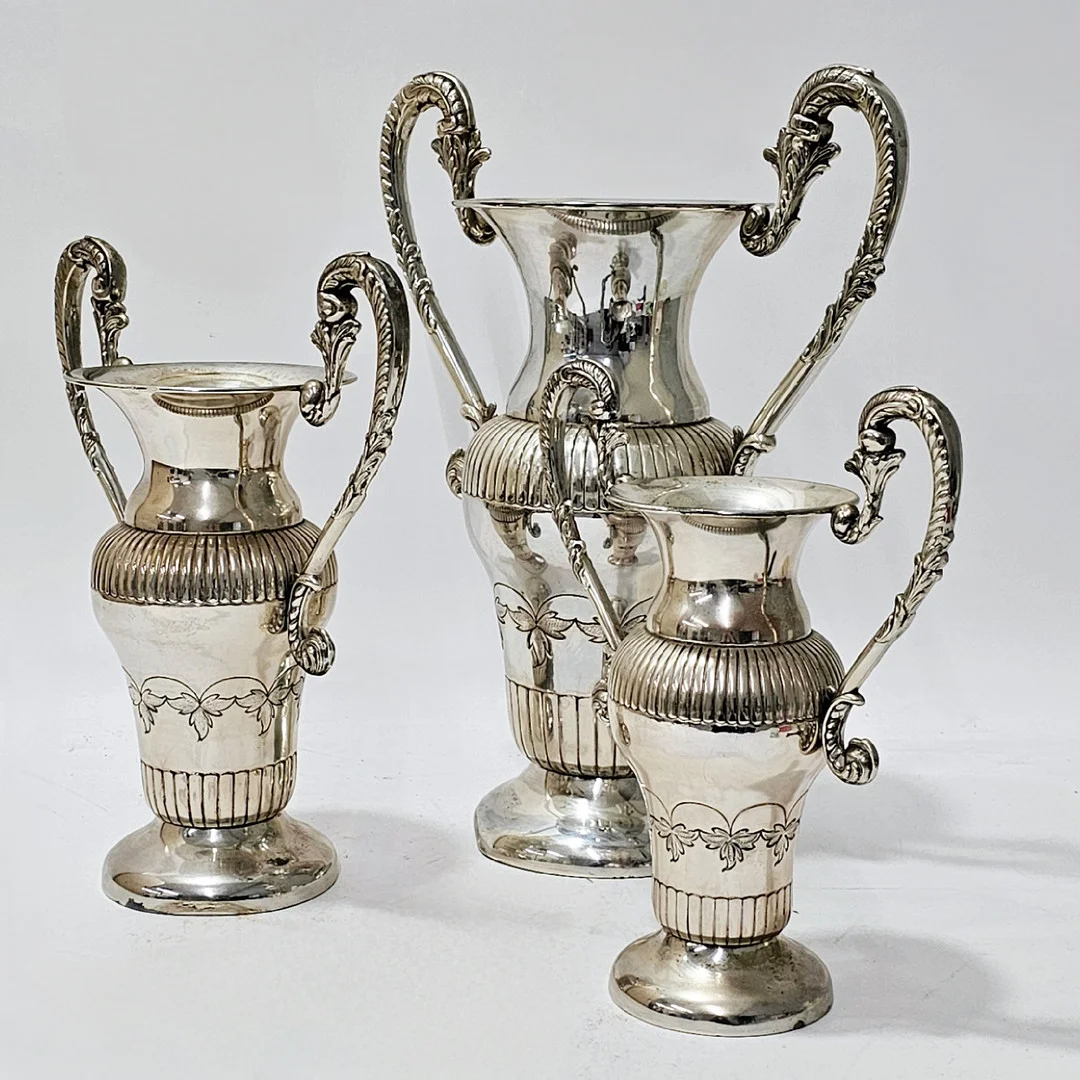 TRES JARRONES GALLONADOS EN PLATA PUNZONADA. — Silver — Barcelona Auctions