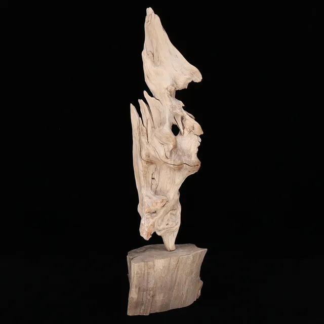 SKULPTUR av drivved.
