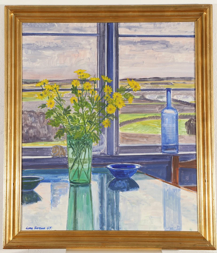 LARS SWANE (1913-2002). Opstilling i vindueskarm med udsigt over landskab, olie på lærred. — Paintings — Bidstrup Auktioner