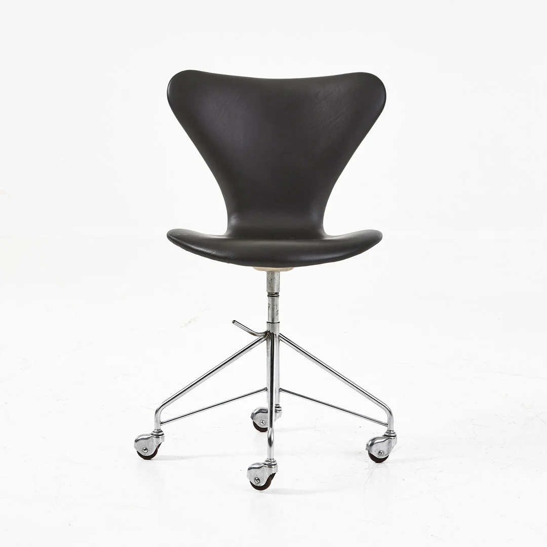 ARNE JACOBSEN. "Sjuan", kontorsstol, läderklädsel, Fritz Hansen, Danmark, 1960/70-tal. — Armchairs & Chairs — Stockholms Auktionsverk Magasin 5