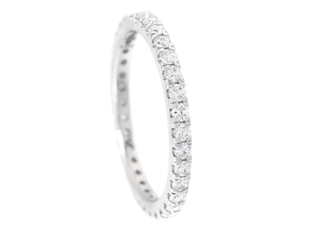 HELALLIANSRING, 18K vitguld, 33 briljantslipade diamanter ca 0,64 ctv, ca TW-TCr/VVS-VS, stl 16,25 mm, vikt 1,9 g. — Smycken/Alliansring — Kaplans