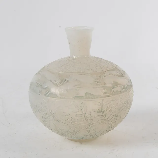 RENÉ LALIQUE. Vas, "Lièvres", no 942, tillverkad 1923.