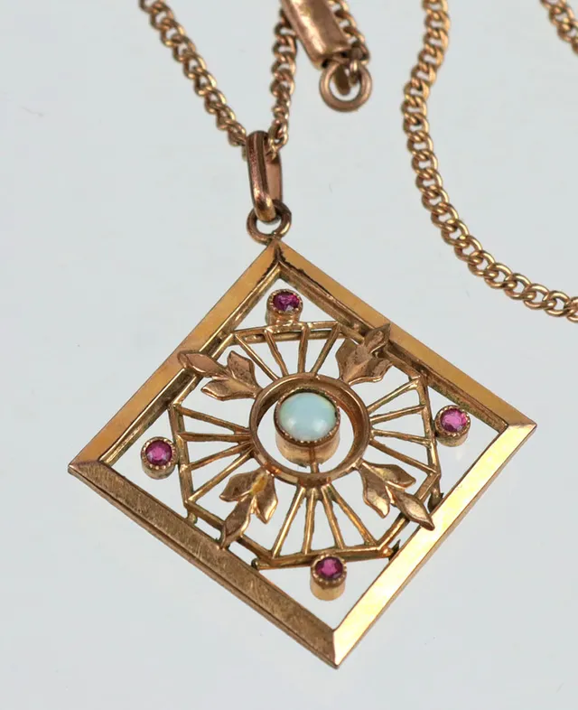 JUGENDSTIL - ANHÄNGER mit Opal an Kette.