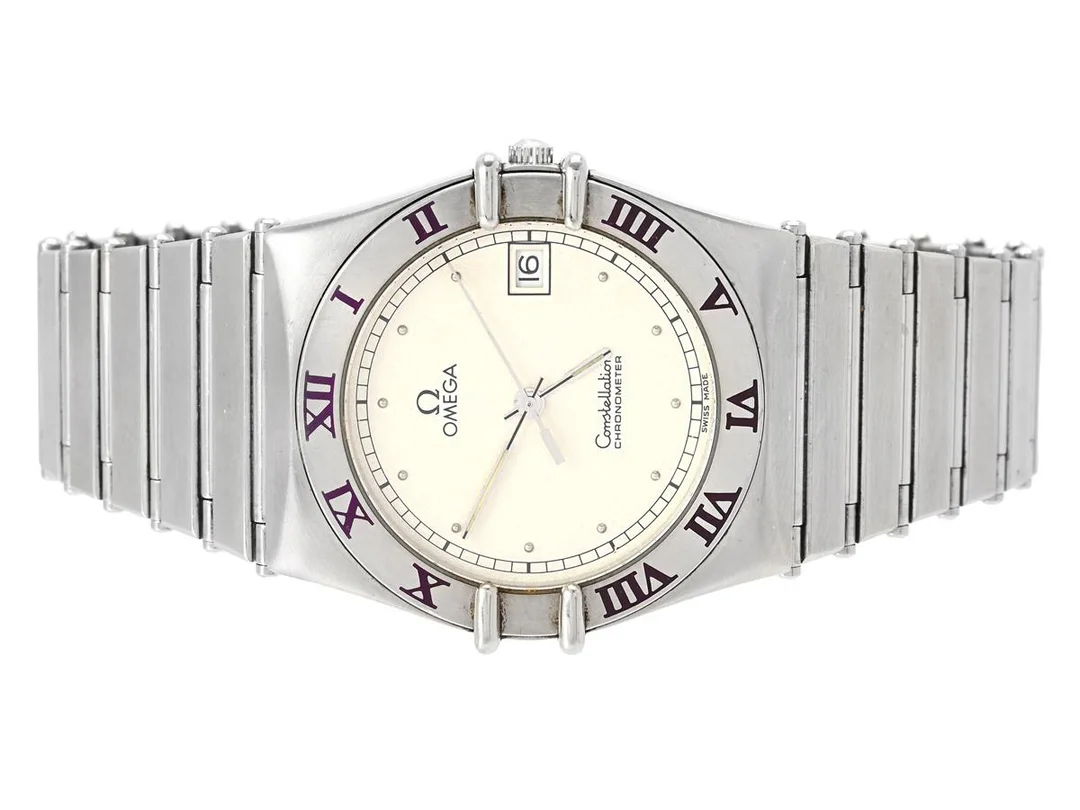 OMEGA, Constellation, Cal 1430, Serie nr. serie nr i tusch ej bevarat, Ref nr. ST 396.1076, Boett nr. 396.1076 / 398.0876, herrur, 32 mm, stål, quartz, safirglas, datum, urverk ej signerat, integrerad originallänk, viklås, Ref nr. 1392/012, ca 1985. — Klockor/Omega — Kaplans