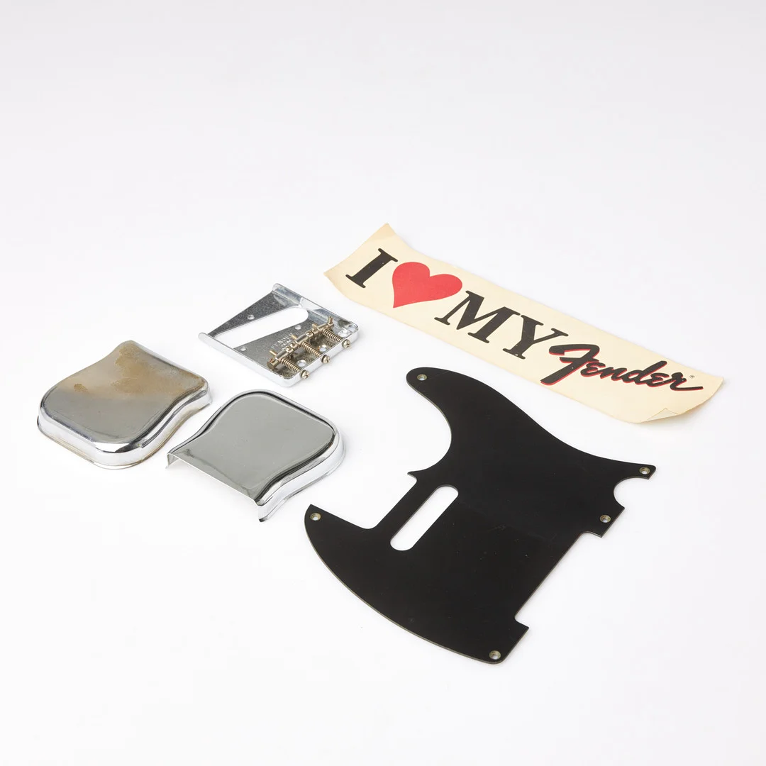 GITARRDELAR, 4 dlr., för telecaster, fenderstall med stallsadlar, 2 ashtray covers, plektrumskydd, äldre klisterdekal. — Musical instruments — Stockholms Auktionsverk Sickla