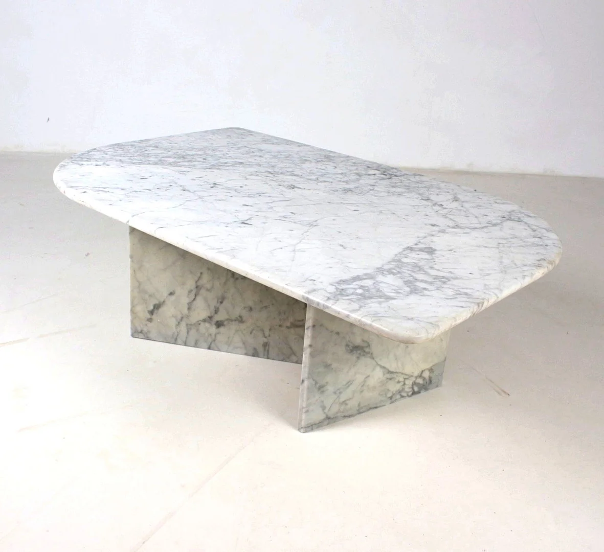Tisch / Couchtisch, Travertin, 1970er Jahre. — Tables — Stockholms Auktionsverk Düsseldorf/Neuss