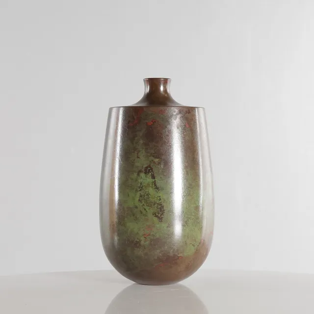 HASEGAWA GASEN (1901–1994). En vintage japansk bronzevase af fra Yamagata-præfekturet. Flerfarvet patina med grønne, brune og lilla pletter. Signeret i bunden. Japan, 1960–70’erne.