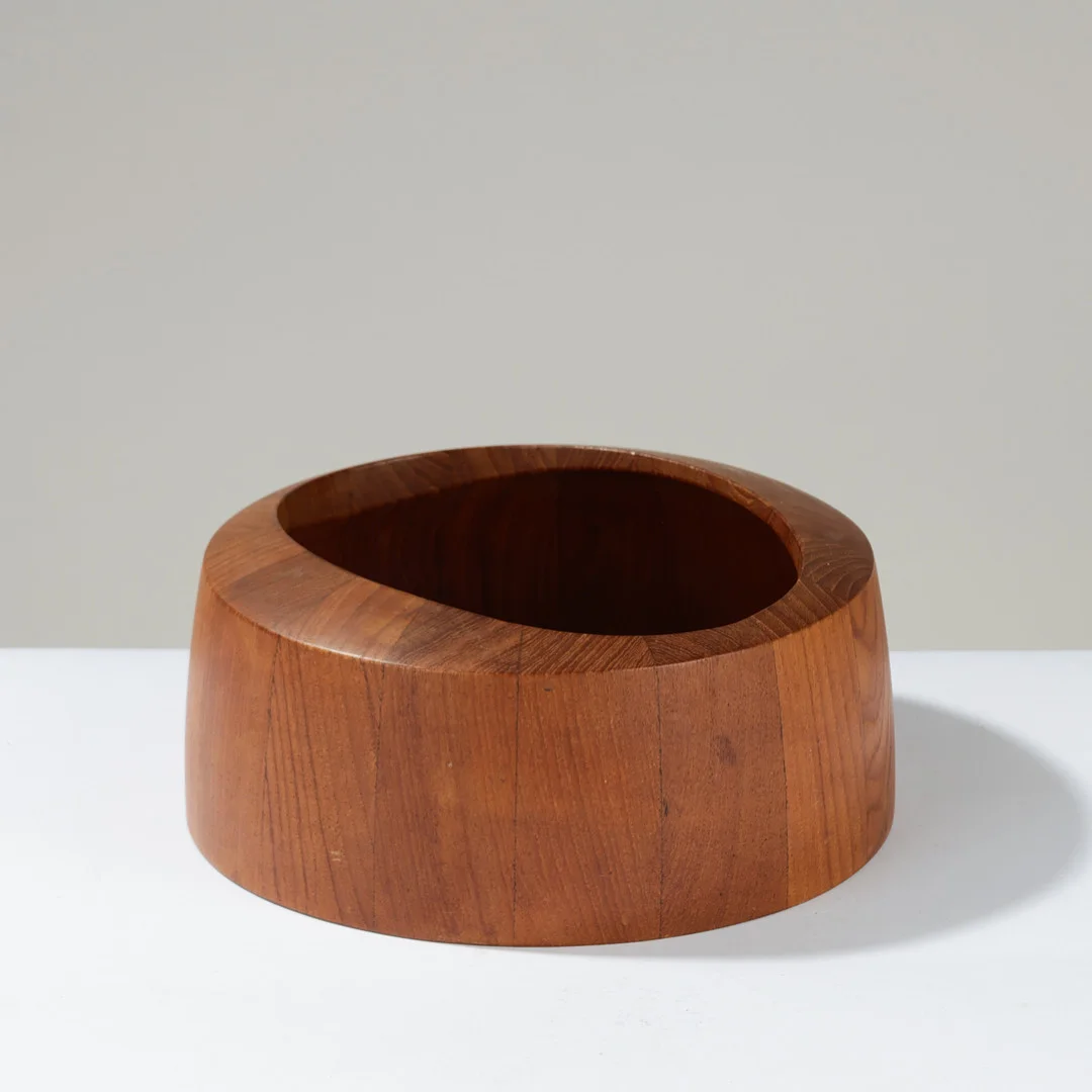 JENS HARALD QUISTGAARD. Rund salatskål af thailandsk teaktræ med oval åbning, modelnr. 833, formgivet i 1958 som del af serien 'Staved Teak', udført af Richard Nissen for Dansk Designs, Danmark. — Miscellaneous — Palsgaard Kunstauktioner