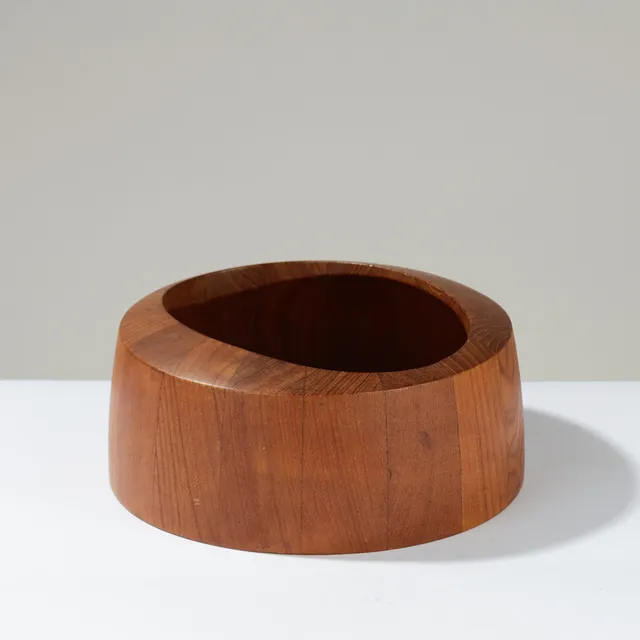 JENS HARALD QUISTGAARD. Rund salatskål af thailandsk teaktræ med oval åbning, modelnr. 833, formgivet i 1958 som del af serien 'Staved Teak', udført af Richard Nissen for Dansk Designs, Danmark.