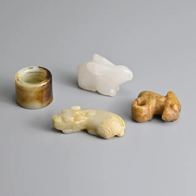 A GROUP OF CHINESE CARVED JADE ITEMS.