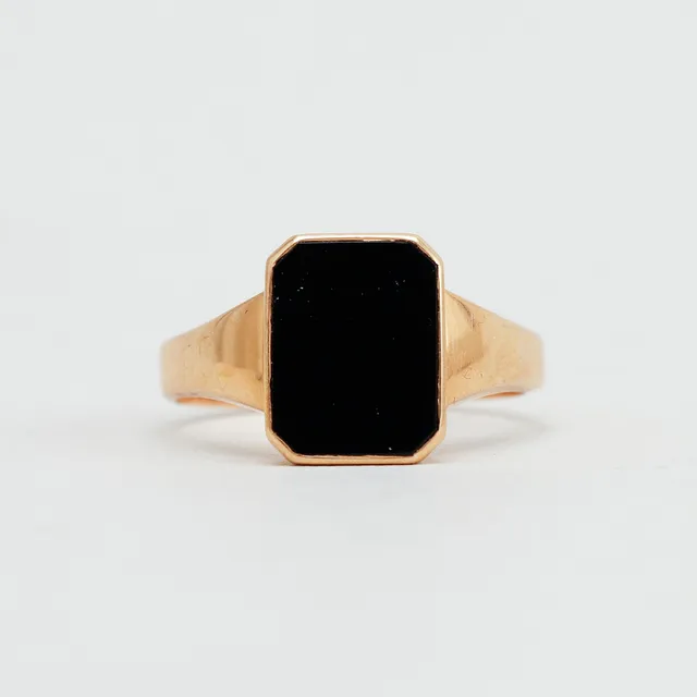 RING, 18k guld med onyx. Totalvikt ca 5,2 gram.