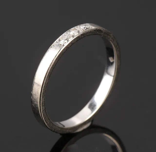 Alliancering med diamanter af 14 kt. hvidguld