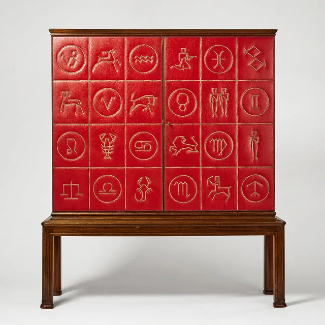 OTTO SCHULZ. skåp, Firma Boet, Göteborg 1939, ek, klädd i rött konstläder med pärlspikad dekor i sk bopoint av zodiakens tecken.