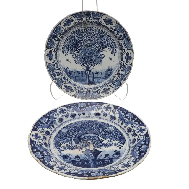 A NEAR PAIR OF 18TH CENTURY DUTCH DELFT CHARGERS.