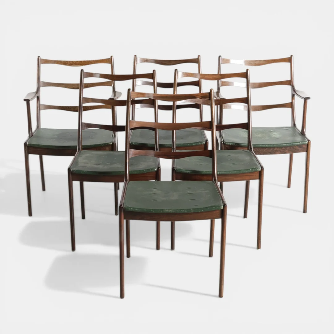 JOHANNES ANDERSEN. Sæt på seks stole, heraf to armstole, stel af massiv palisander, sæder betrukket med mørkegrønt skind. Udført hos Uldum Møbelfabrik, model 'UM 37'. Danmark, 1960'erne (6). — Armchairs & Chairs — Woxholt Auktioner