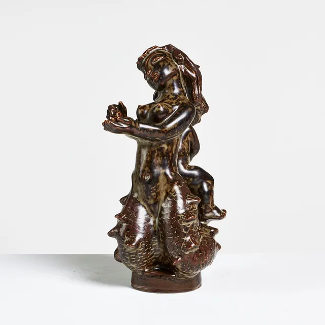 HELGE CHRISTOFFERSEN. skulptur, sjöjungfru med liten flicka, Den Kongelige Porcelainsfabrik, Danmark, stengods, "Sung"-glasyr i brunt och beige, signerad CH.