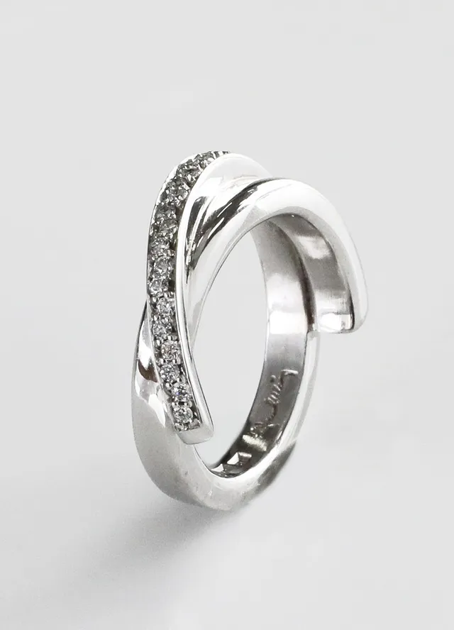 EFVA ATTLING. Ring, vitt guld, 18k, diamanter "pencez de moy".