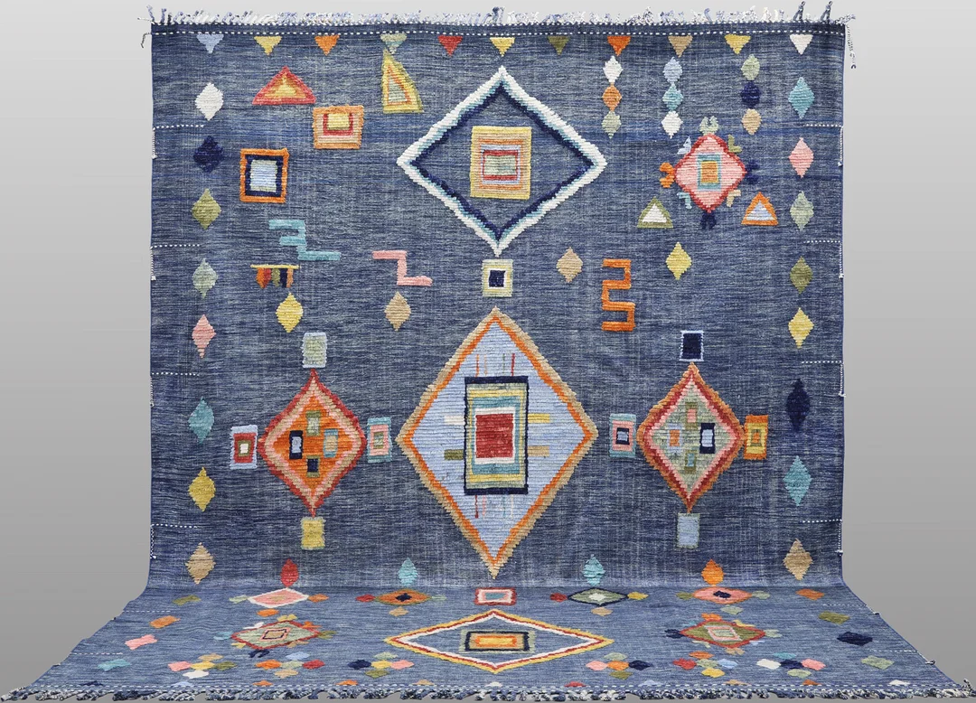 MATTA. Kelim med relief-dekor, nomadarbete, 415 x 311 cm. — Oriental Carpets & Textiles — Södermanlands Auktionsverk