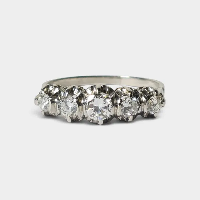 Sortija cinquillo en platino y diamantes.