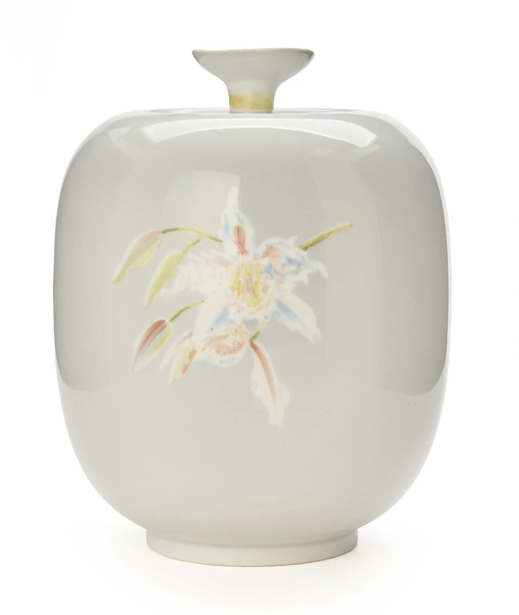 A porcelain lid jar. Decorated with polychrome flower motif and decorated with transparent glaze. Signed monogram. Unique. Royal Copenhagen. H. 25 cm. Diam. 18 cm. — Modern Decorative Art — Bruun Rasmussen