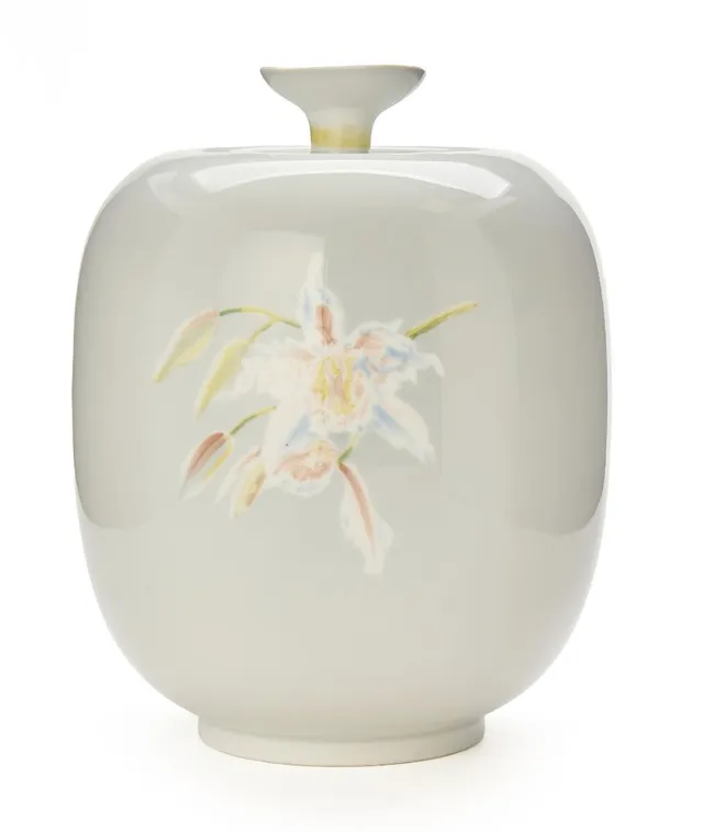 A porcelain lid jar. Decorated with polychrome flower motif and decorated with transparent glaze. Signed monogram. Unique. Royal Copenhagen. H. 25 cm. Diam. 18 cm.