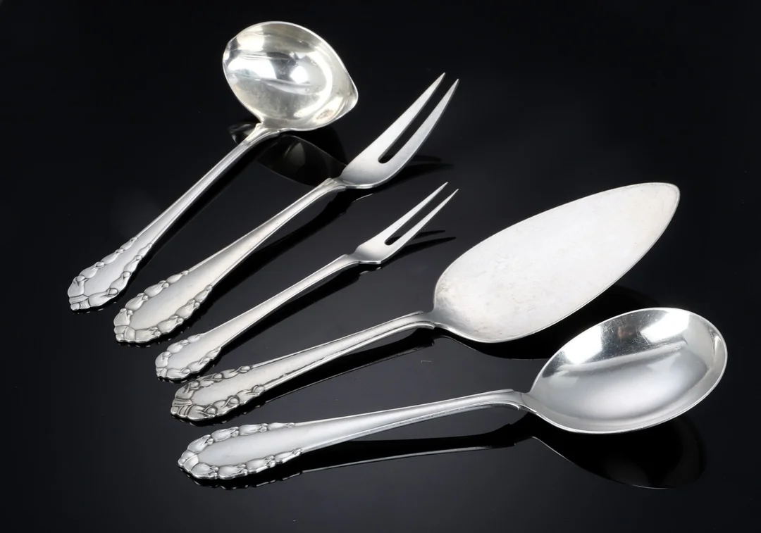 Georg Jensen, 'Liljekonval', serveringsdele af sølv og sterlingsølv (5) — Silver, bronze, copper and pewter/Silver flatware — Lauritz