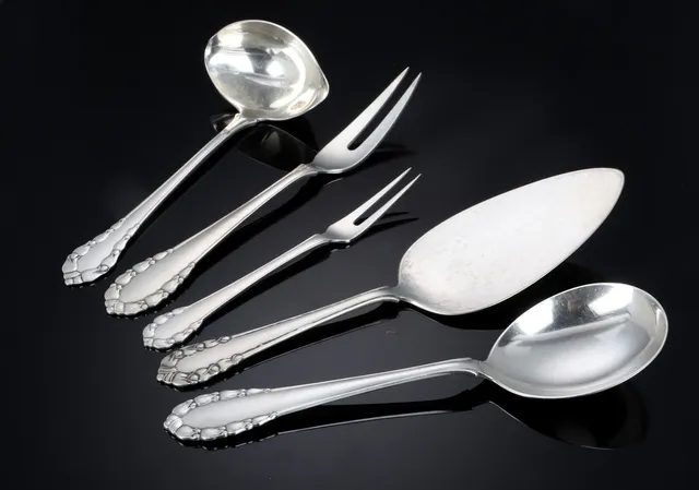 Georg Jensen, 'Liljekonval', serveringsdele af sølv og sterlingsølv (5)